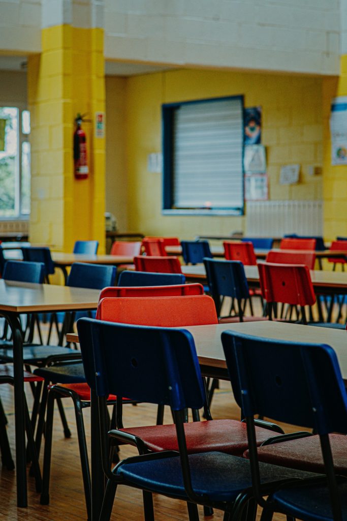 a room filled with lots of tables and chairs